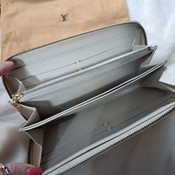 Authentic Louis Vuitton Vernis Enamal Patent Leather Zip Around Wallet - Picture 3 of 16